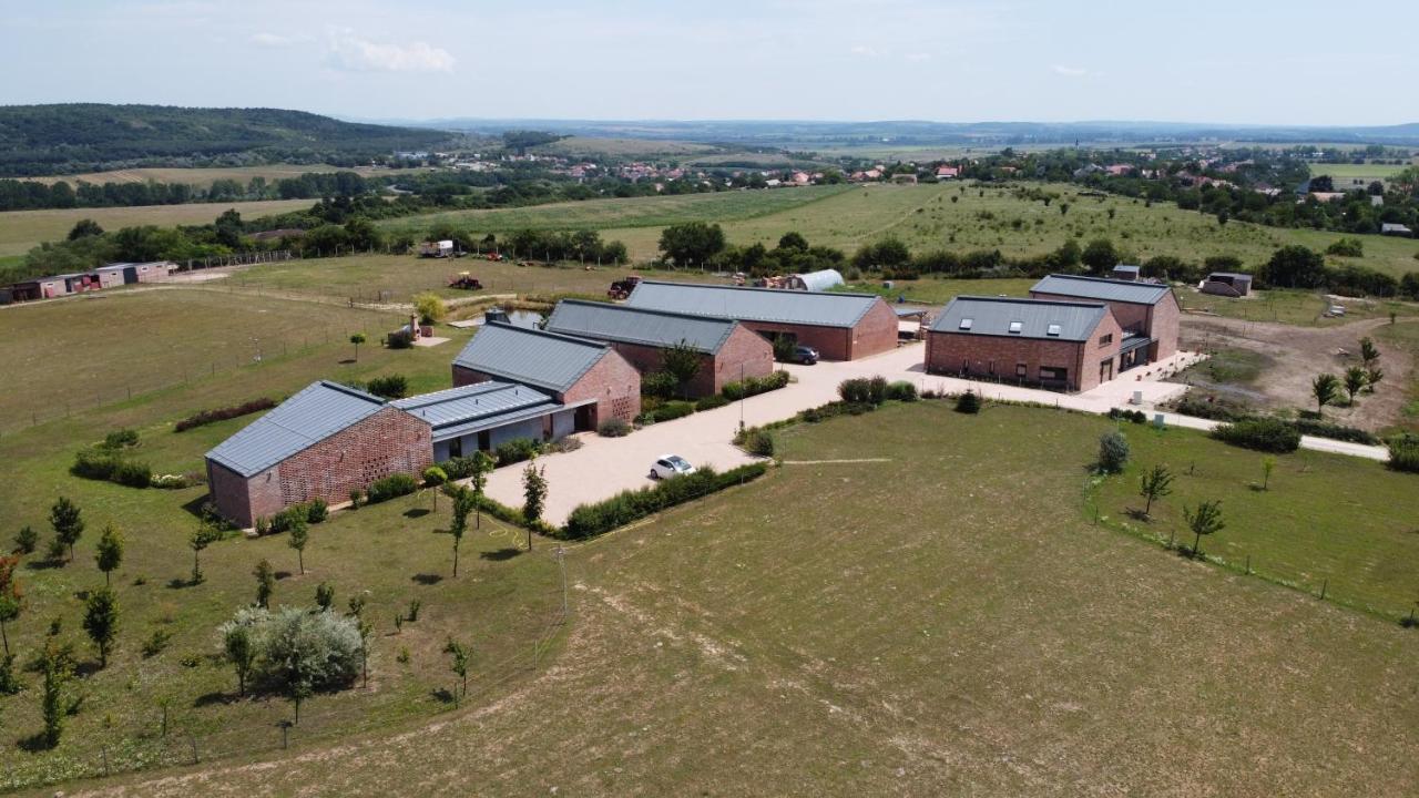 Oeregtoelgy Apartman Szár Eksteriør billede